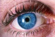 close-up van een oog met blauwe iris