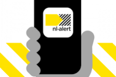 Getekende hand die een telefoon vasthoudt met daarop het logo van NL Alert